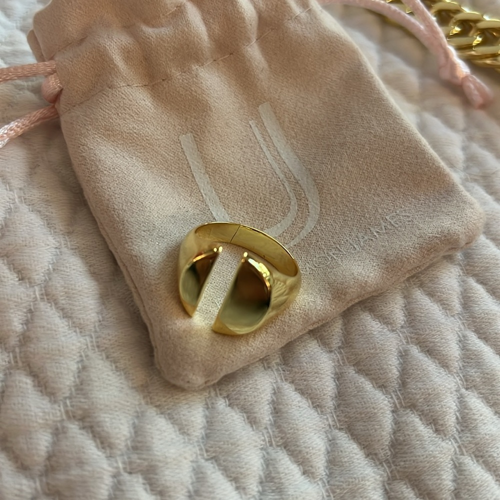 Gold ring. Size 8.
